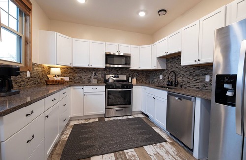Endion House | Matilda - Stunning, 3-bed, vintage home in Duluth!
