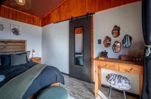Zoar Apartment | Matilo Cabins - Cactus Deck with Hot-tub and Fireplace