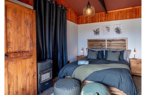 Zoar Apartment | Matilo Cabins - Cactus Deck with Hot-tub and Fireplace