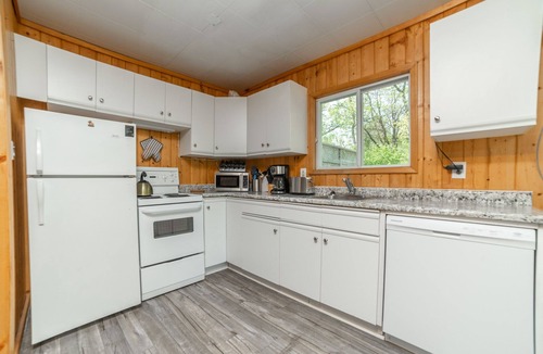 Winnipeg Beach Cottage | Matlock Dunnotar Area Pet Friendly 3 Bed Cottage Across the Road From the Lake
