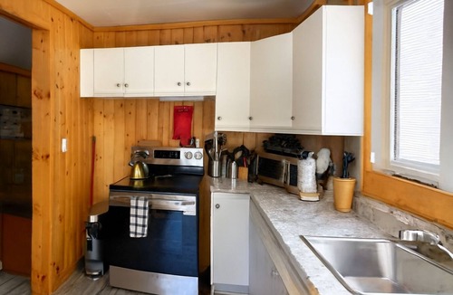 Winnipeg Beach Cottage | Matlock Dunnotar Area Pet Friendly 3 Bed Cottage Across the Road From the Lake