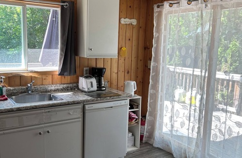 Winnipeg Beach Cottage | Matlock Dunnotar Area Pet Friendly 3 Bed Cottage Across the Road From the Lake