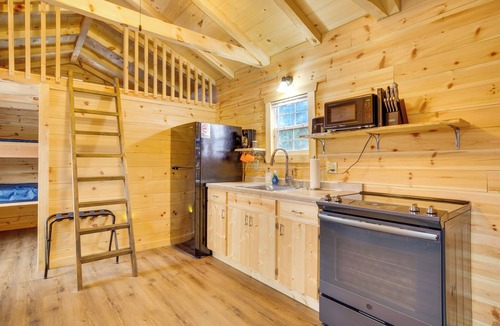 Mauston Apartment | Mauston Studio Cabin ~ 15 Mi to Wisconsin Dells!