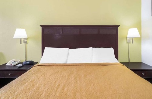 Lookout Valley Neighborhood Association Hotel | Maximum Comfort! With Seasonal Outdoor Pool, Free Parking, Pets are Welcome!