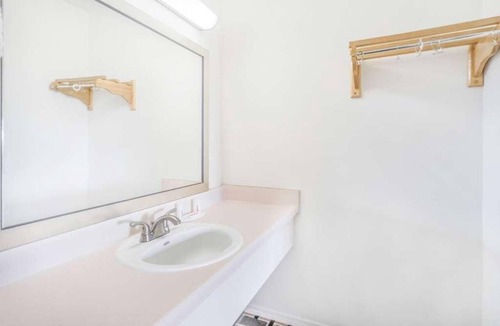 Lookout Valley Neighborhood Association Hotel | Maximum Comfort! With Seasonal Outdoor Pool, Free Parking, Pets are Welcome!
