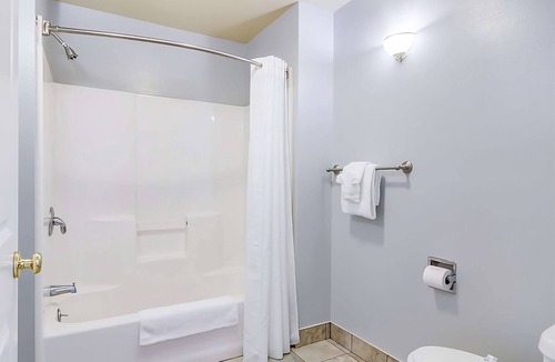 Aberdeen Hotel | Maximum Comfort! With Free Parking & Breakfast! Pet-friendly Property!