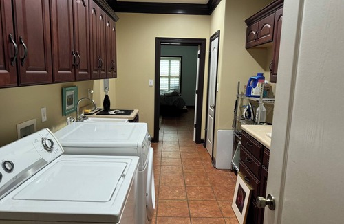 Elberta House | Maxinea's Hideway is a 6 Bedroom ground level home on 3 Acres in Elberta, AL