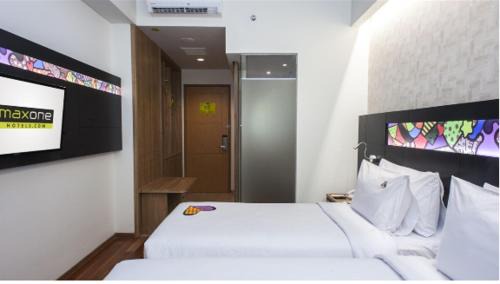 Gubeng Hotel | MaxOneHotels at Dharmahusada Surabaya