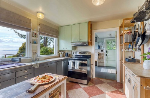 Maxwelton Cottage | Maxwelton Aerie Bluffside Retreat w/Sweeping Puget Sound Views + Firepit