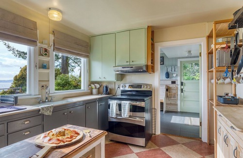 Maxwelton Cottage | Maxwelton Aerie Bluffside Retreat w/Sweeping Puget Sound Views + Firepit