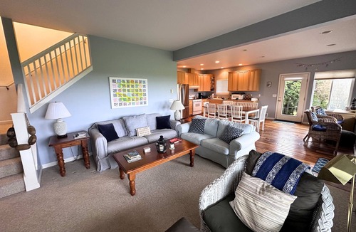 Clinton House | Maxwelton Beach - 3 bdrm, dog friendly, beachfront - 5 star rental with new mgt!