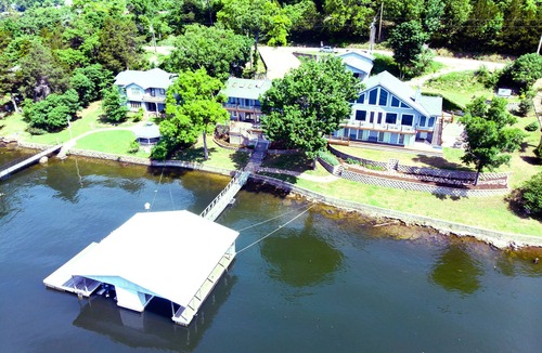 Roach House | MAY 31-JUNE 6 DISCOUNTED! CALM WATERS, BEAUTIFUL VIEWS -LARGE GROUPS!