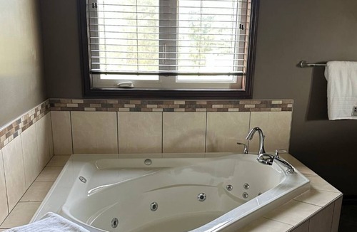 Mayfield House | Mayfield Lodge Large Executive Home 5 Mins from Cavendish