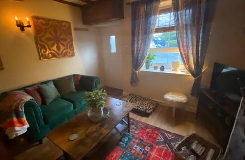 Llanrhaeadr-ym-Mochnant House | Maytree Cottage. Compact home in Mid Wales.