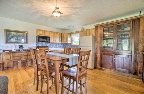 McArthur Cottage | Mcarthur Cabin: Peaceful Getaway on Farm!