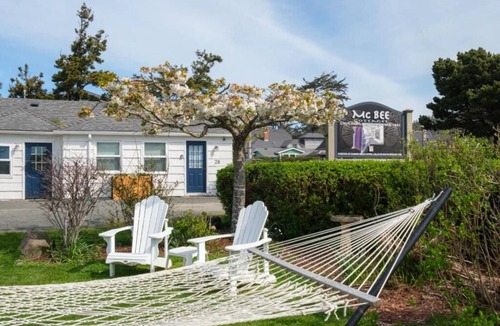 Downtown Cannon Beach Hotel | McBee Cottage - Cozy Queen Room at Cannon Beach Hotel Collection! Near Beach
