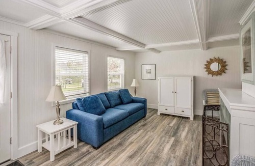 Downtown Cannon Beach Hotel | McBee Cottage - Grand Queen with Kitchenette at Cannon Beach Hotel Collection