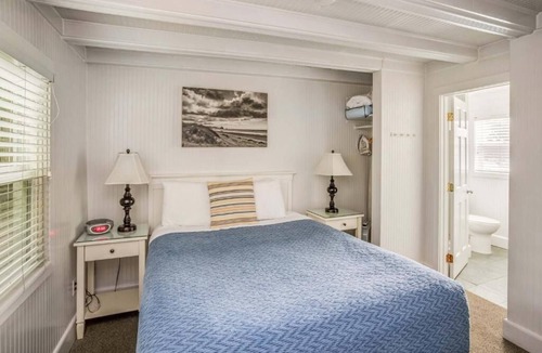 Downtown Cannon Beach Hotel | McBee Cottage - Standard Queen Room with Kitchenette and Beach Access!