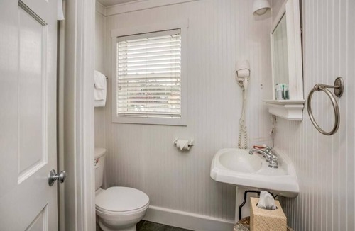 Downtown Cannon Beach Hotel | McBee Cottage - Standard Queen Room with Kitchenette and Beach Access!