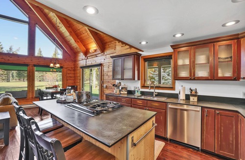 McCall Cabin | McCall A-Frame on Golf Course, 5 Minutes from Town + Huge Yard, Hot Tub & 7 Beds