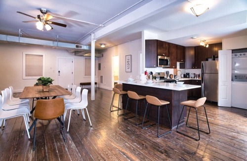 Near South Side Apartment | McCormick 4BR Huge Unit w/Pool Table | Sleeps 11