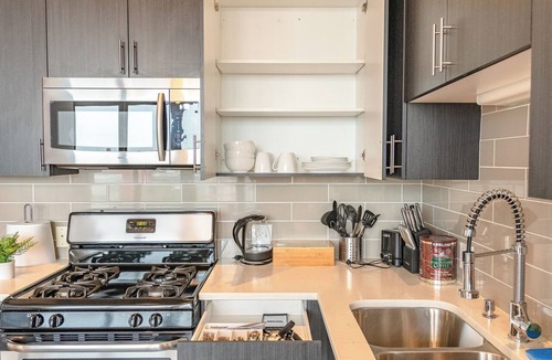 Near South Side Hotel | McCormick South Loop 2BR Suite Near Soldier Field & Museum Campus