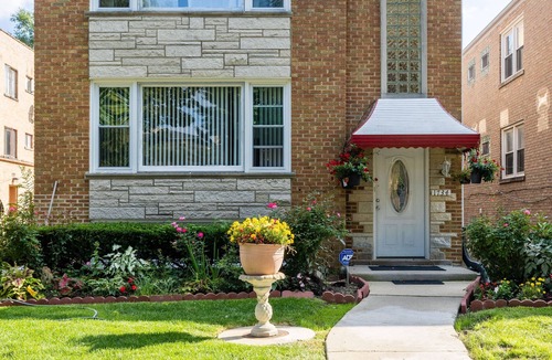 Evanston Condo | MDRN Kid-Friendly Apt|Charming|Private|Sunny|Fast Wi-Fi| Parking