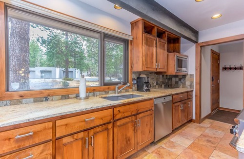 Sunriver Condo | MEAD49 - Beautiful Condo with AC and Gas Fireplace