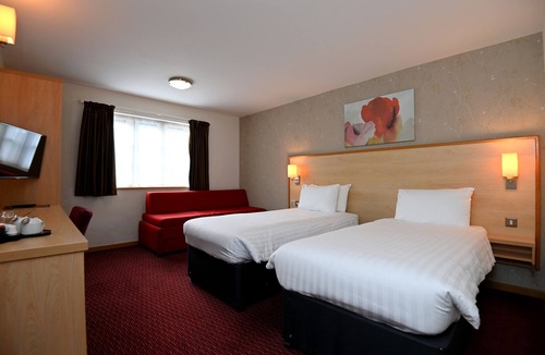 Stratford-upon-Avon Hotel | Meadow Farm, Redditch by Marstons Inns
