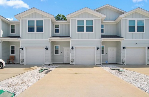 Florida Panhandle House | Meadow Flower Townhome-Downtown, Beaches, & UWF