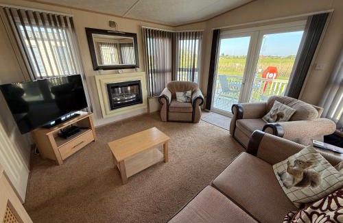 Chapel Saint Leonards Apartment | Meadow Lakes 10 - Golden Palm Resort - overlooking fishing lake - wifi, bed linen - Meadow Lakes Caravan & Lodge Hire