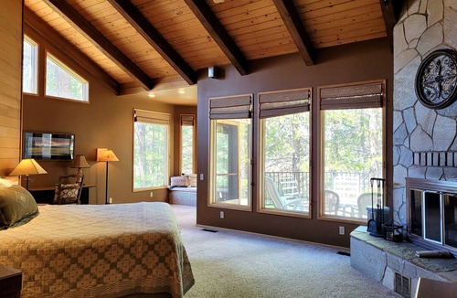 Sunriver House | Meadows Hideaway with Access to Exclusive Golf