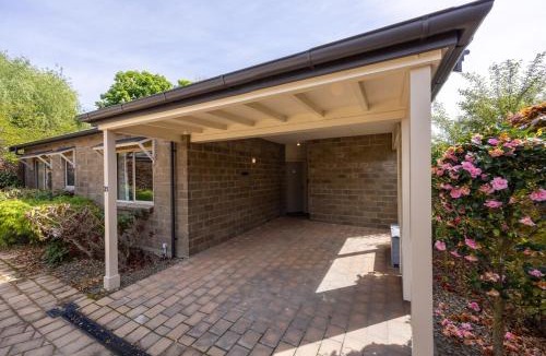 Wanaka Villa | Meadowstone Villa | Cosy with Gas Fireplace & BBQ