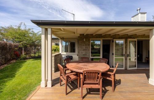 Wanaka Villa | Meadowstone Villa | Cosy with Gas Fireplace & BBQ
