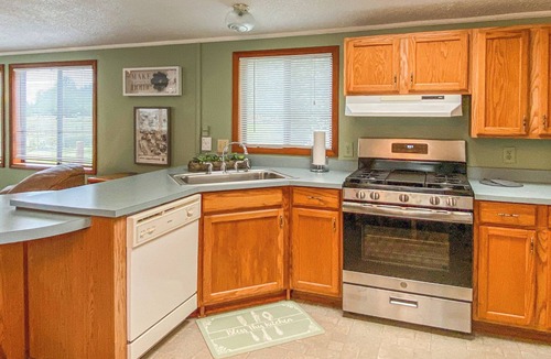 Klamath Apartment | Meadowview Clean & Comfortable Home by River Side