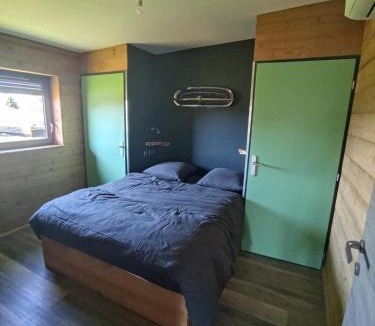 Charmes Apartment | Mechanical cottage, old cars and bikes