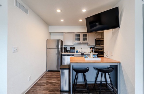 Braeswood Place Apartment | MedCenter Apt Studio: NRG Stadium, Toyota Center, Downtown Houston,Galleria Mall