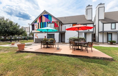 Braeswood Place Apartment | MedCenter Apt Studio: NRG Stadium, Toyota Center, Downtown Houston,Galleria Mall