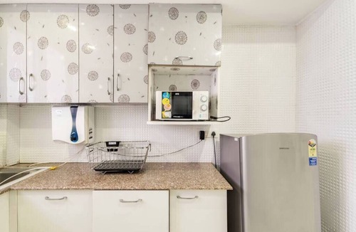 Sushant Lok Apartment | Medical friendly 2 BR near Fortis -Parfait Street
