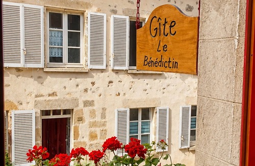 Saint-Benoit-du-Sault Cottage | Medieval house in Berry with private courtyard and all-inclusive