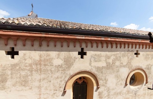 Compignano Apartment | Medieval village TOP flat, third floor with Wi-Fi & aircon