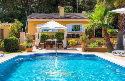Son Baulo Ski Chalet | Mediterranean Chalet S'Oratge with Pool, Garden, Wi-Fi & Terrace