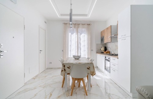 Avola Apartment | Mediterranean Elegance – First Floor Apartment with Balcony, Wi-Fi, and Air Conditioning