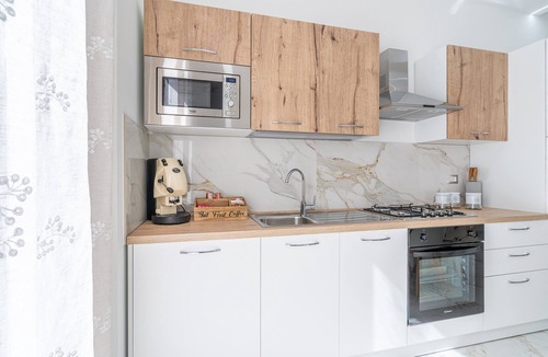 Avola Apartment | Mediterranean Elegance – First Floor Apartment with Balcony, Wi-Fi, and Air Conditioning