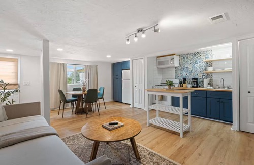 Mount Helix Cottage | Mediterranean-inspired 1BR Guesthouse - Full Kitchen, Workspace & Garden