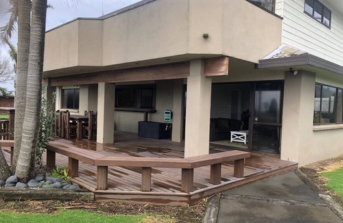 Waihi Beach House | Mediterranean-style home in cul-de-sac a few minutes walk to shops and beach.