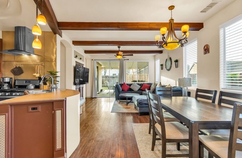 North Natomas House | Mediterranean Style Modern House - 5 mins From Airport & Downtown
