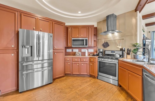 North Natomas House | Mediterranean Style Modern House - 5 mins From Airport & Downtown