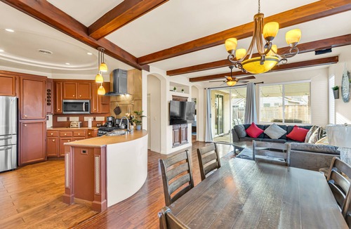 North Natomas House | Mediterranean Style Modern House - 5 mins From Airport & Downtown