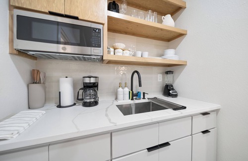 Greater East End Apartment | Mediterranean Villa Vibes 2 - 2 km from MAJOR INTERNATIONAL SPORTING EVENT Fest